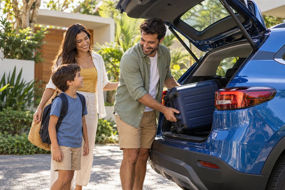 Família organizando as malas no porta-malas de um carro